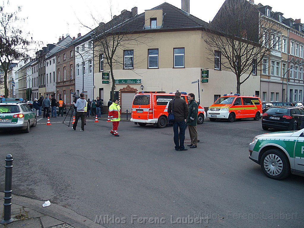 Einsatz Feuerwehr SEK Polizei Koeln Nippes Merheimerstr P138.JPG